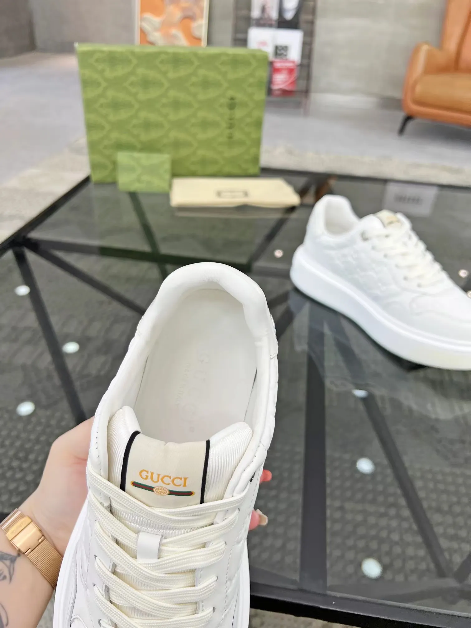 P440 new men's shoes GUCCI [Lightning] latest shoes are shipped. Original quality, fashionable, made of special materials, sheepskin lining, brand new packaging. The foot feels super comfortable and the workmanship is impeccable. Size: Male 38-45.